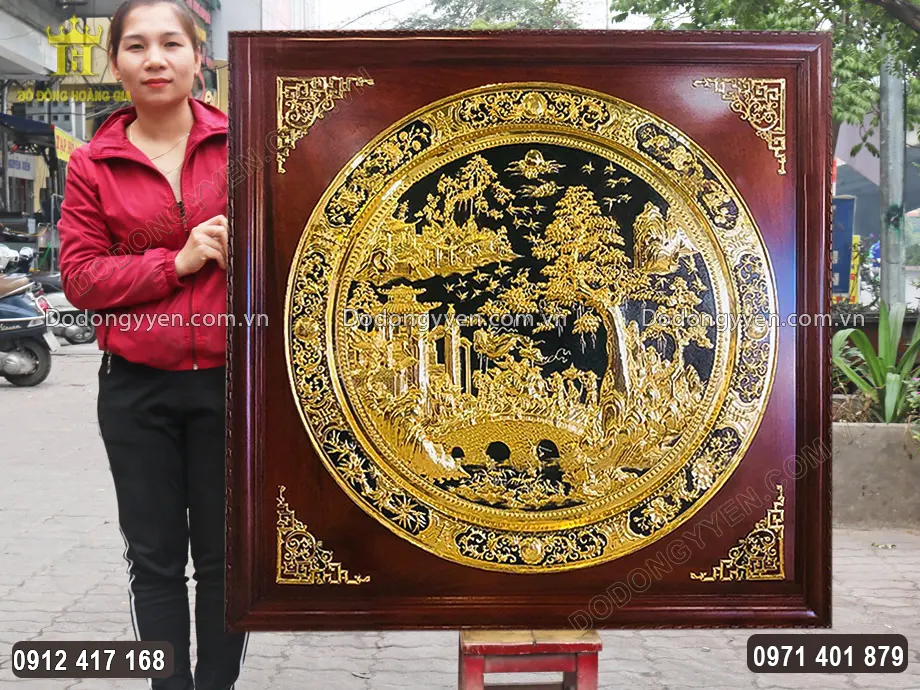 Nổi bật tr&ecirc;n nền sơn đen, họa tiết hoa văn được mạ v&agrave;ng 24K sang trọng